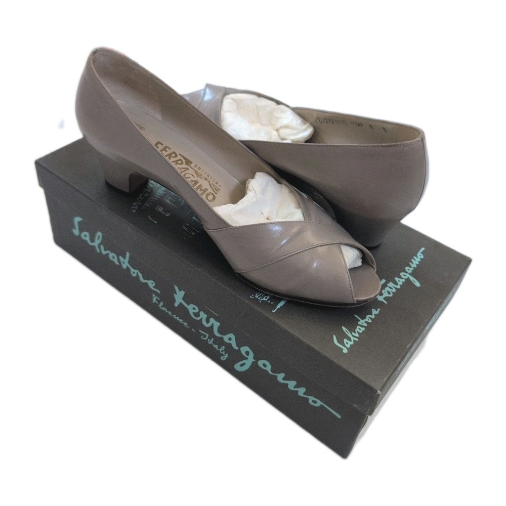 Vintage Salvatore Ferragamo Taupe Leather Peep Toe Crossover Kitten Heels Sz 8B